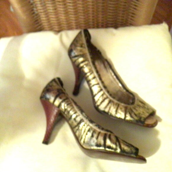 APEPAZZA Pleated Peep Toe Pump Distressed Gold 7.5M Shoe Heel Metallic - Picture 2 of 7